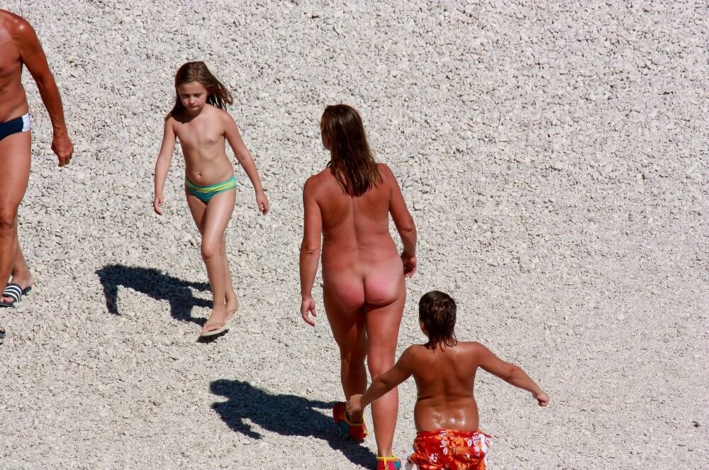 Naturism photo gallery # 8 - Naturism helps overcome fears and insecurities