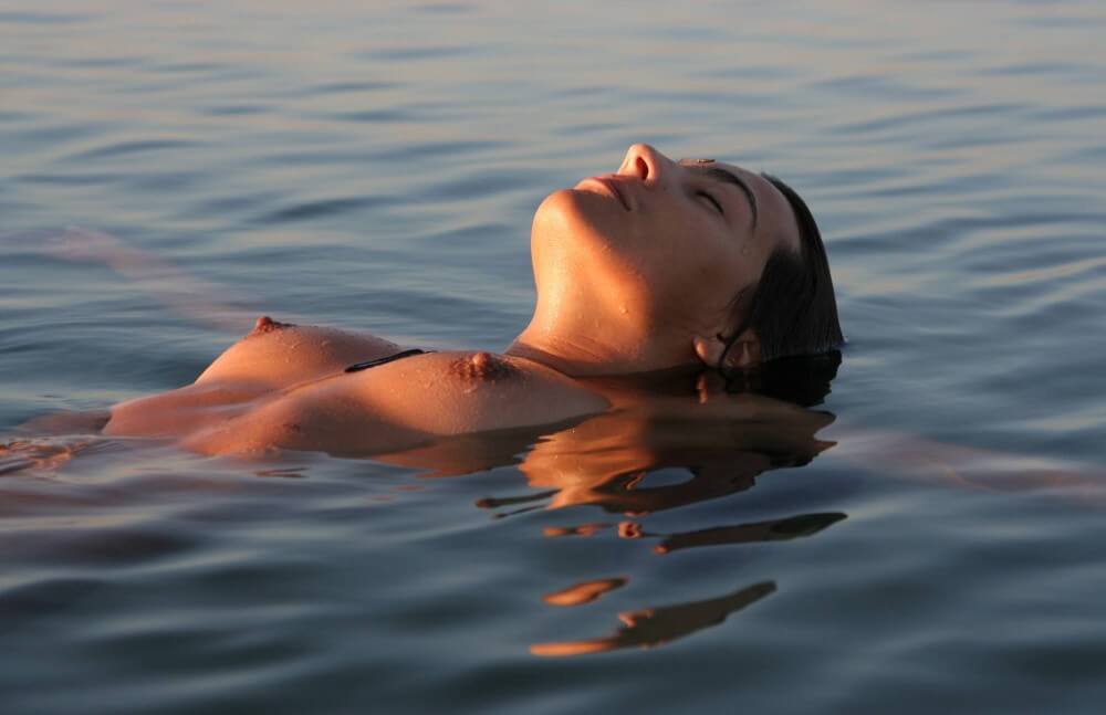 Sunlight Water to the Night pics - There are many politicians among nudists