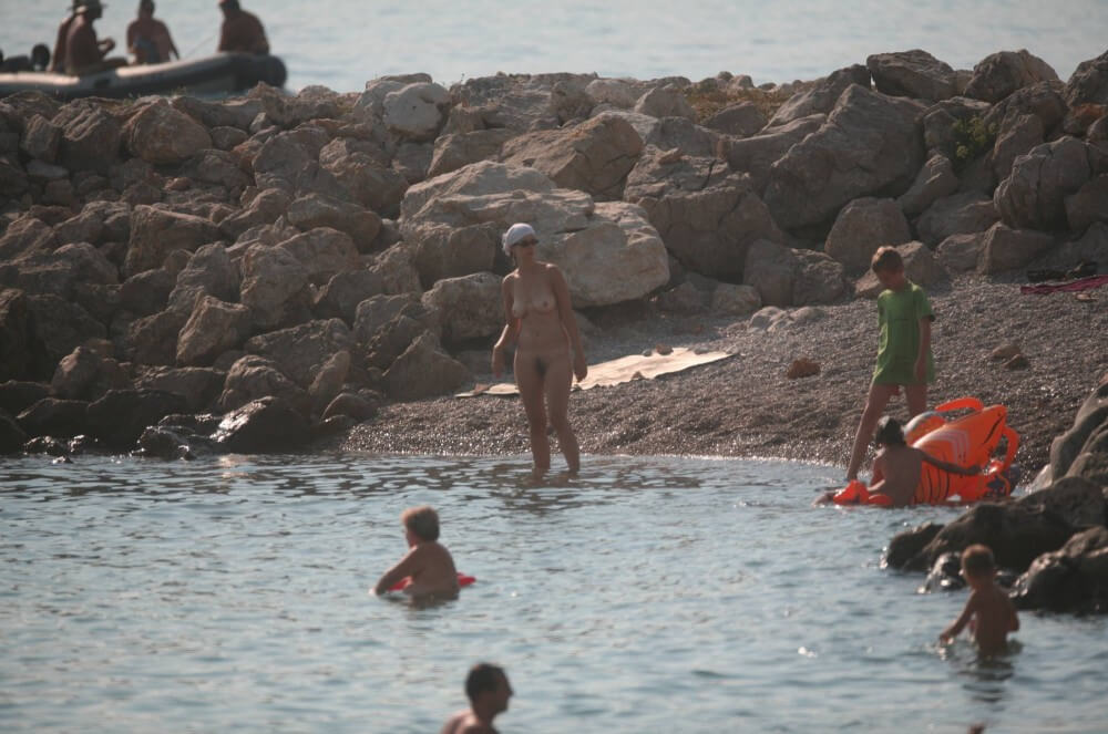 FKK cove pyramid in waters - Naturists live freely and naturally