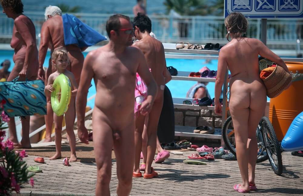 Daytime Nudists Chill Out photos - Nudism helps improve health and boost self-confidence