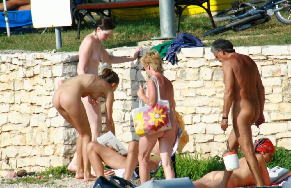 Nude Duet Girls Rail Climb Photo Set - Nudism helps people overcome their insecurities