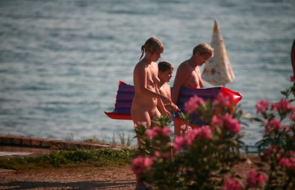Dusk Til Dawn Showering phoros - Mutual respect as an important part of the naturist community