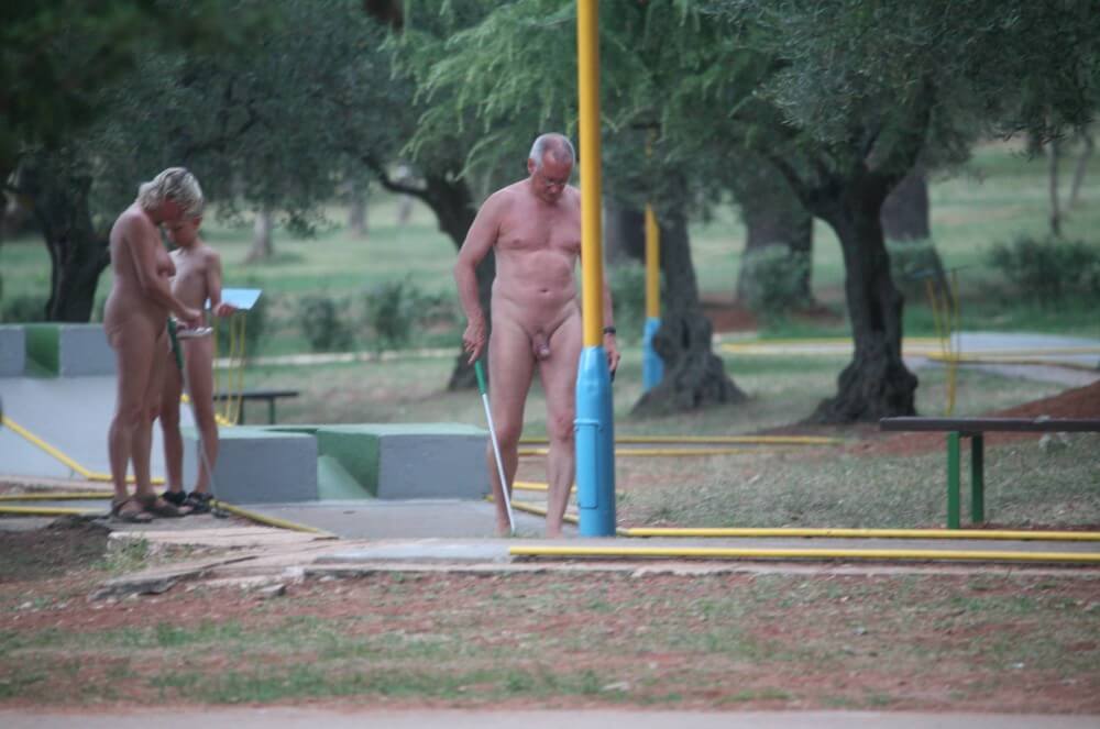 Mini-Golf Nude Participants pics - Looking at the sun and my own naked body