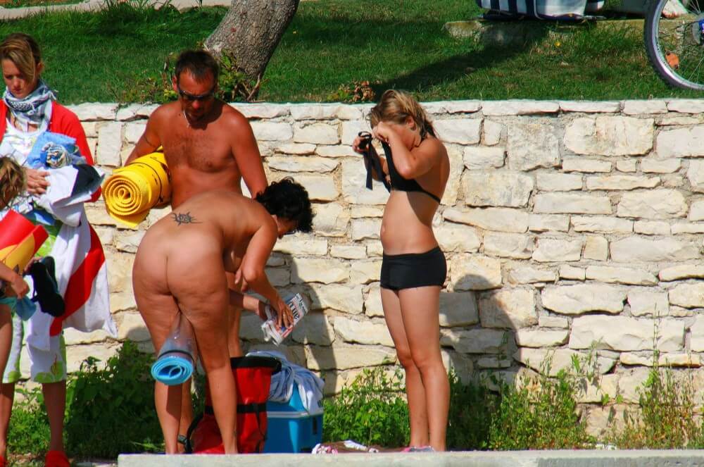 Ula FKK Sisters Day photo gallery - Poor naked people and rich naked people in one place