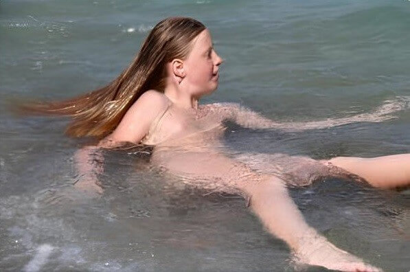 Turqoise Water Splash pics - Nudism helps overcome prejudices and fears