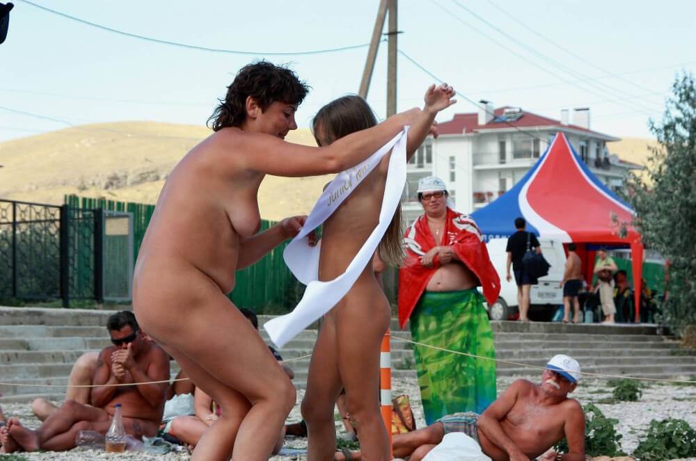Presenting Mini Awards photos - Naturist practices help us understand that the body is part of nature and its beauty