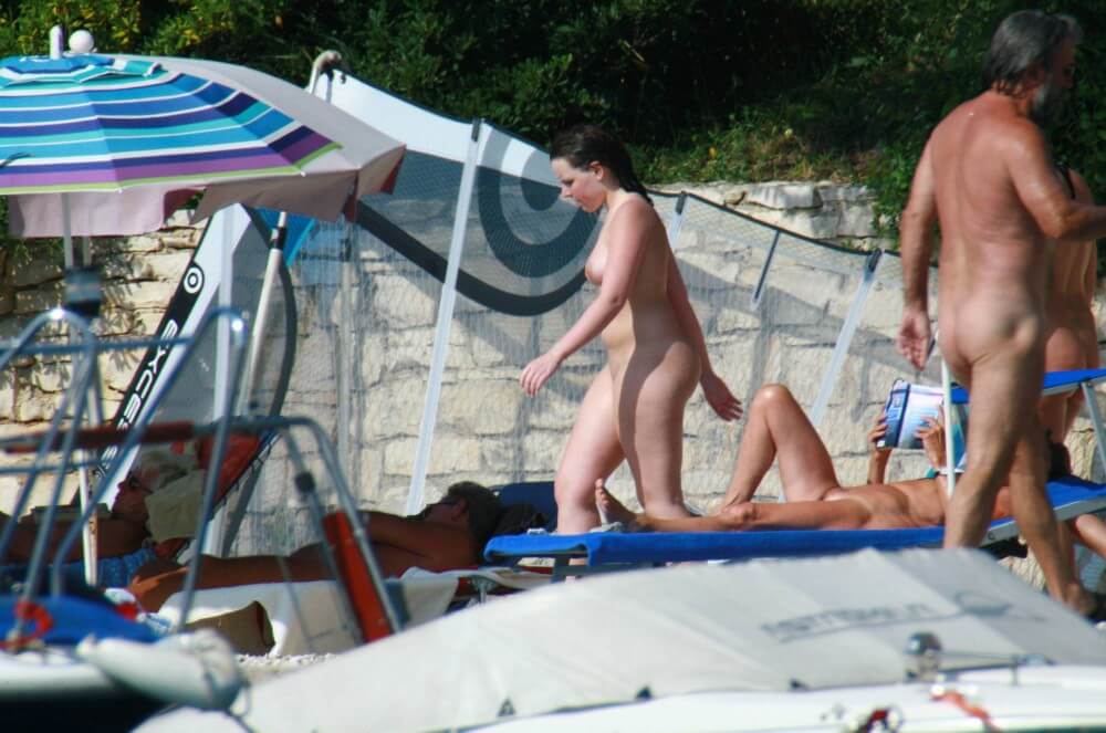 Girl Daytime Bath - The community of naturist movement supporters and their values
