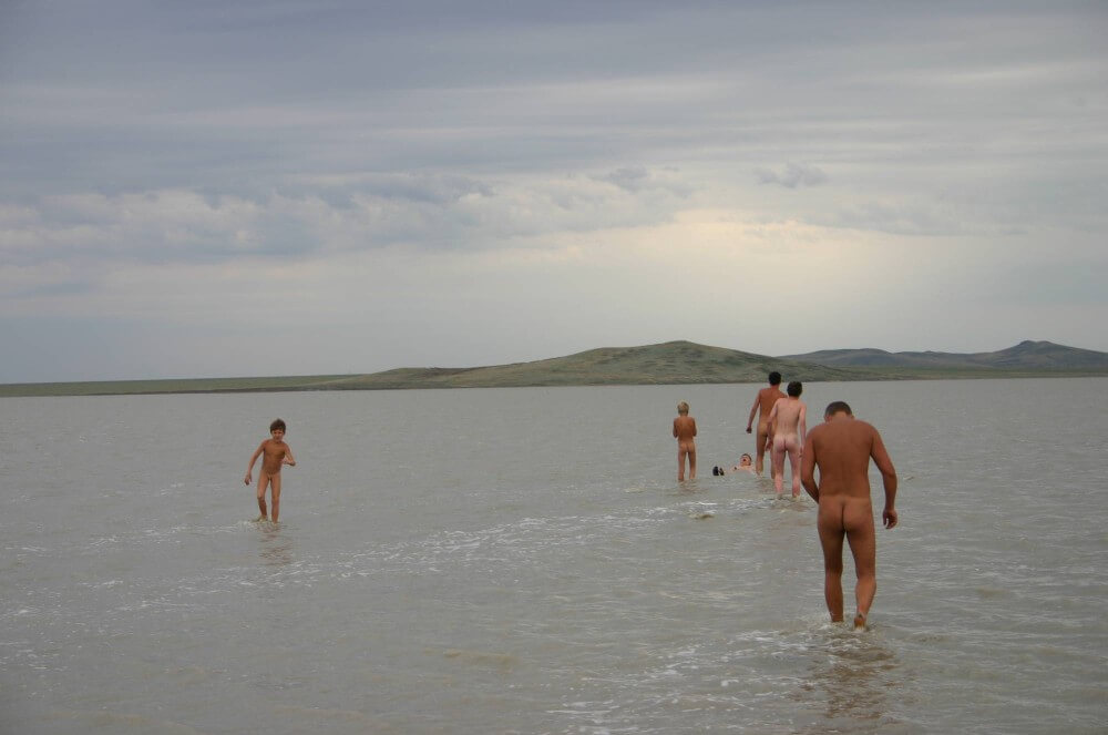 Black-Sea Body Mud Shots pics - Naturists live in harmony and tranquility