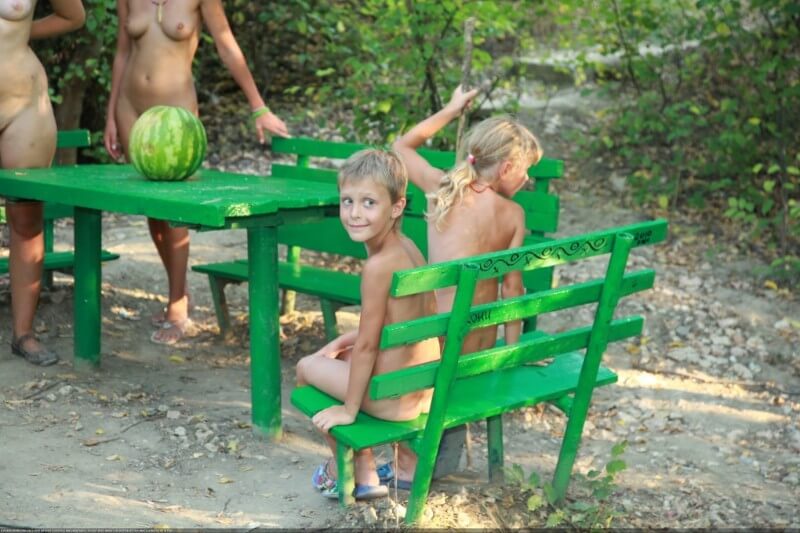 Naturists green picnic photos - Naturist practices help us understand that the body is part of nature and its beauty