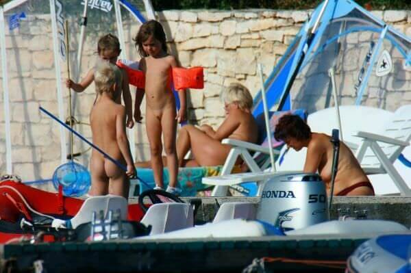 By the boat photos - Lightness and ease as the main traits of naturists