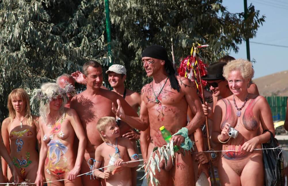 Naturist Day From Behind pics - Poor naked people and rich naked people in one place