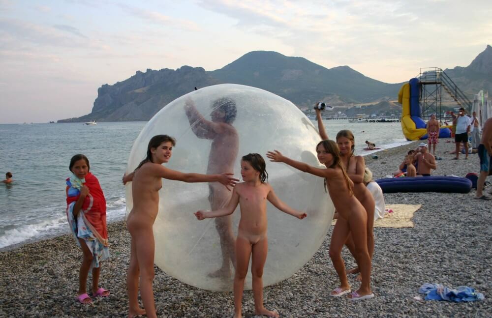 Pics Walk on the Beach Balloon - Human nature in its original form
