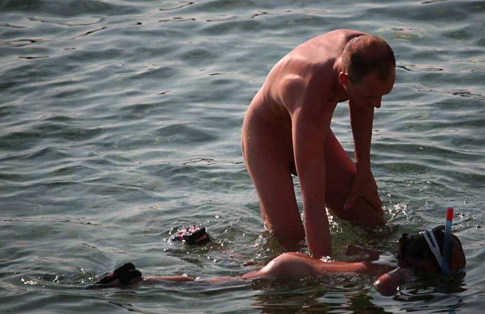 Father Floats His Daughter pics - Naturism as a way to connect with nature and achieve inner harmony