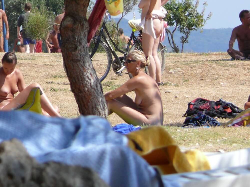 Ula FKK Shore Perspective pics - Spectators are permitted to be naked