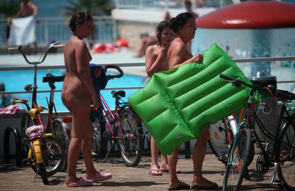 Outdoor Pool Sideliners pics - Simplicity and naturalness are valued in nudism