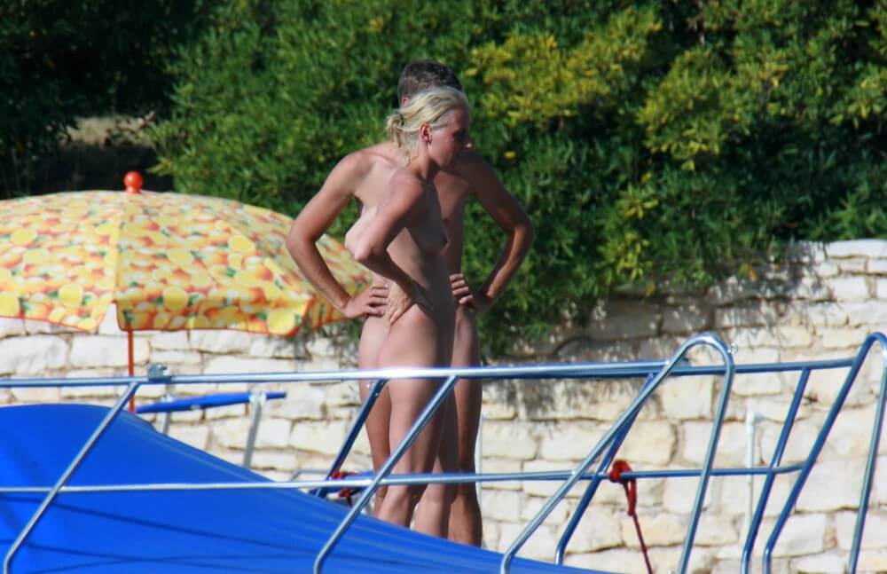 Casual Beachside Strolling pics - The practice of naturism fosters inner harmony