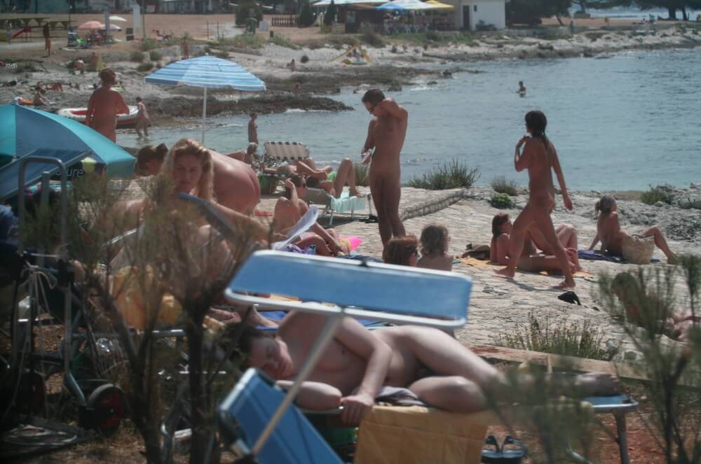 Nuda Beach Wide Outlook pics - A life free of unnecessary worries is a hallmark of naturism