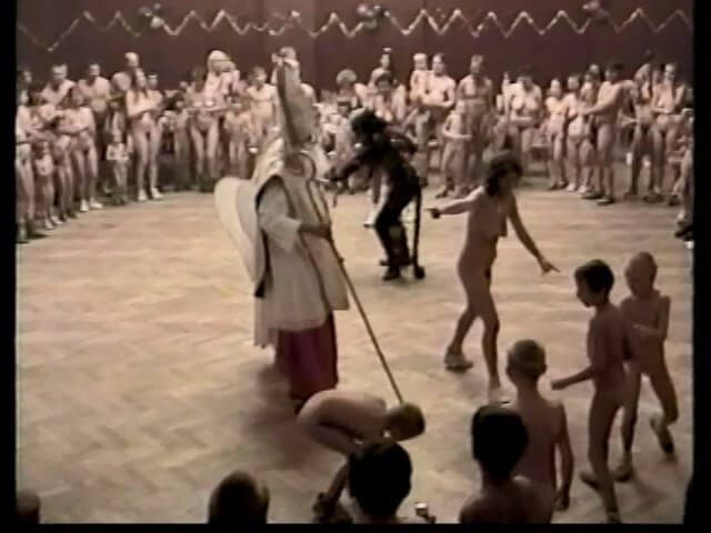 Helios Natura: Christmas Kinder Spiele - It is a philosophy based on trust and respect for the naked body and nature